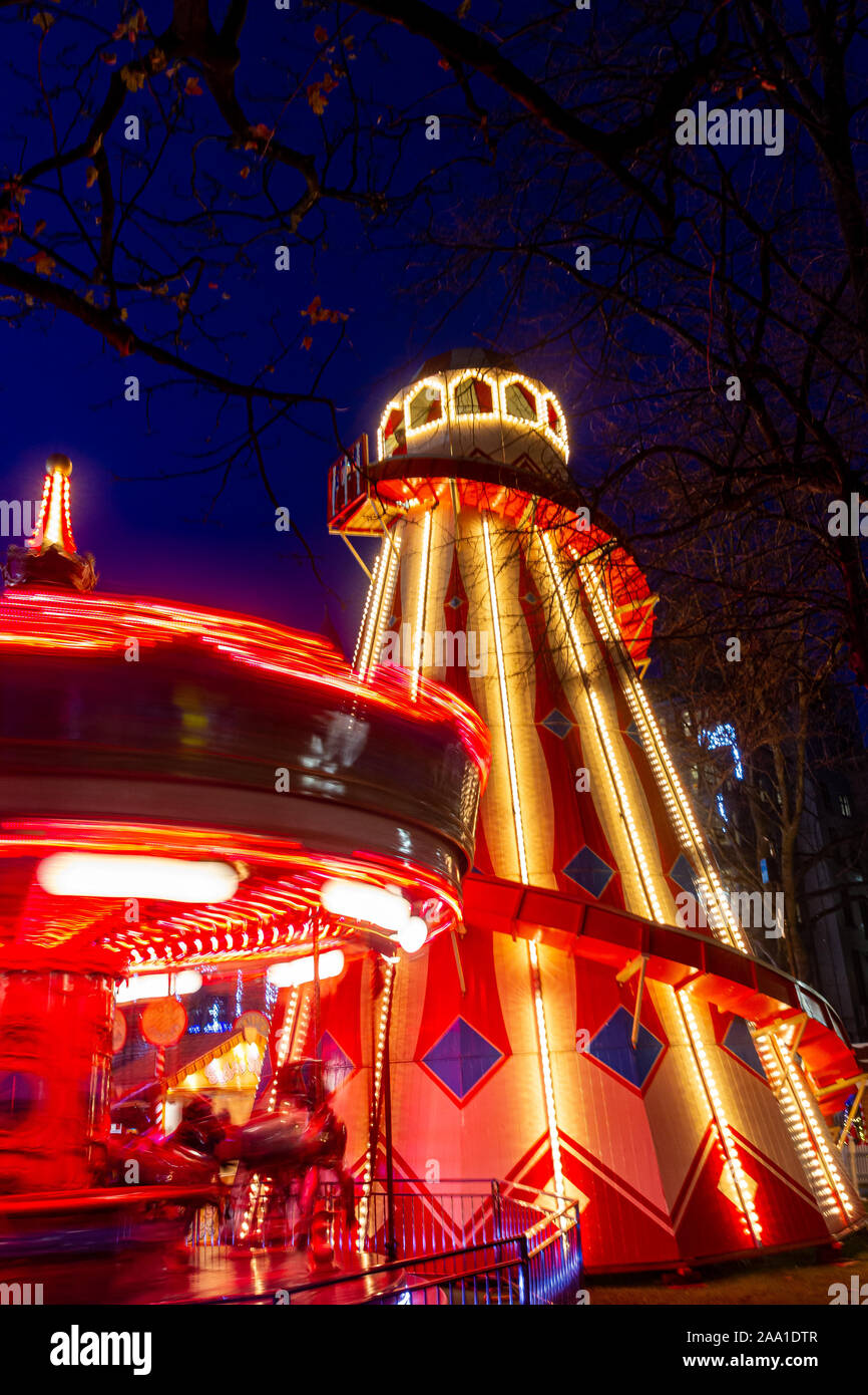 Belfast, UK. Nov, 2019 18. Helta Skelta mit merry-go Round beleuchtet in der Weihnachtsmarkt in Belfast. Credit: Bonzo/Alamy leben Nachrichten Stockfoto