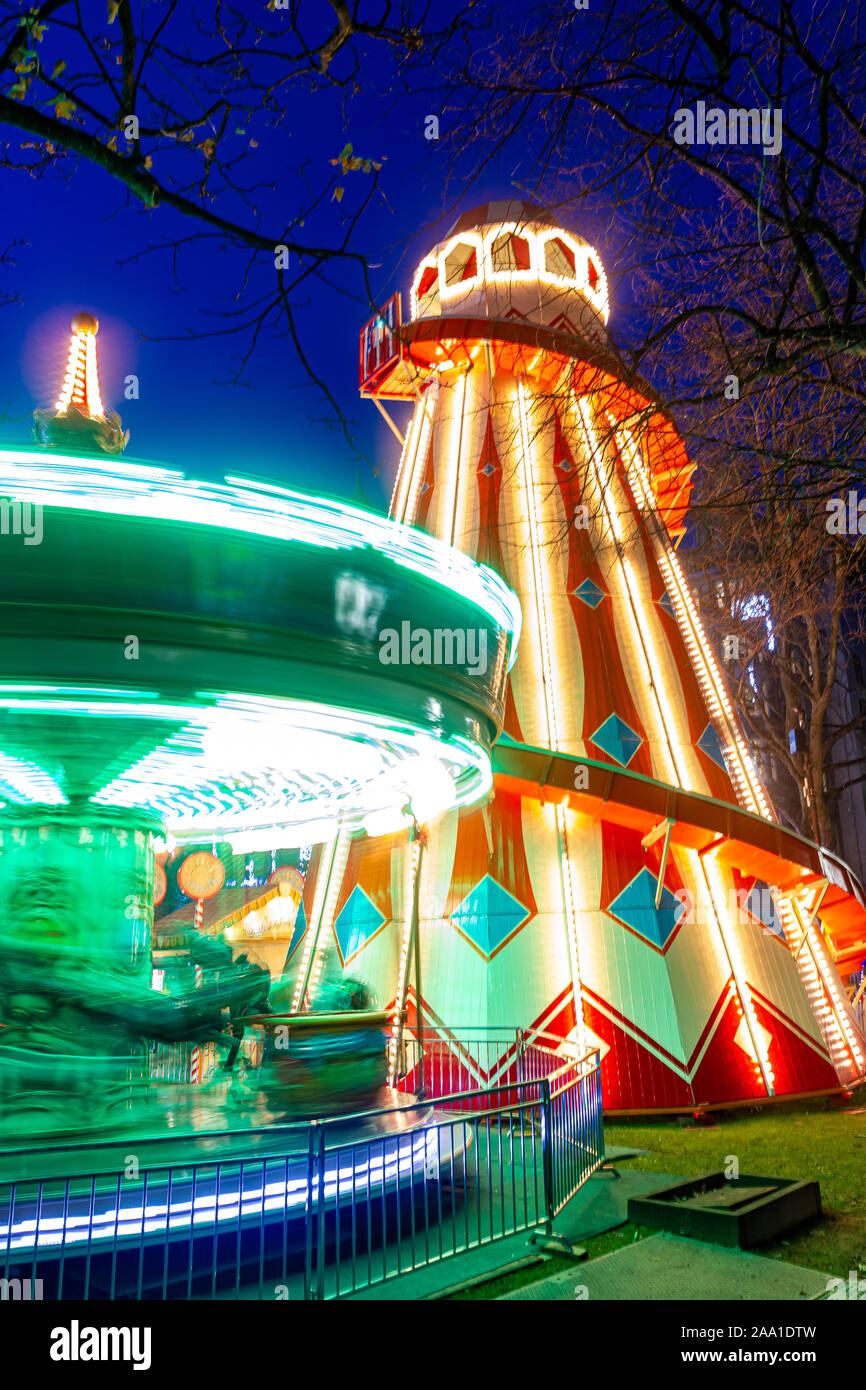 Belfast, UK. Nov, 2019 18. Helta Skelta mit merry-go Round beleuchtet in der Weihnachtsmarkt in Belfast. Credit: Bonzo/Alamy leben Nachrichten Stockfoto