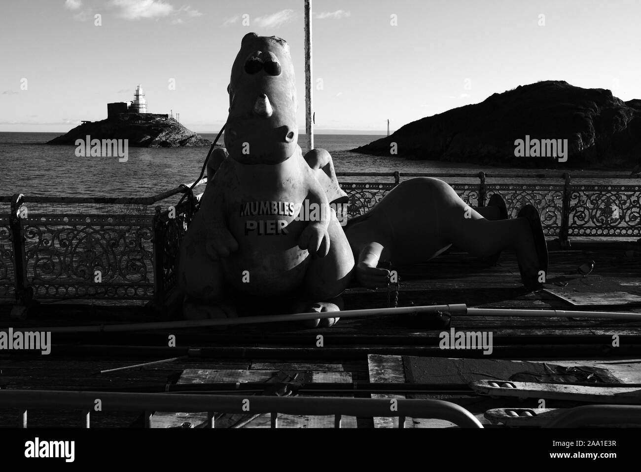 Blick von der Mumbles Pier in Mumbles Head und den Leuchtturm in Swansea Bay, South Wales Stockfoto