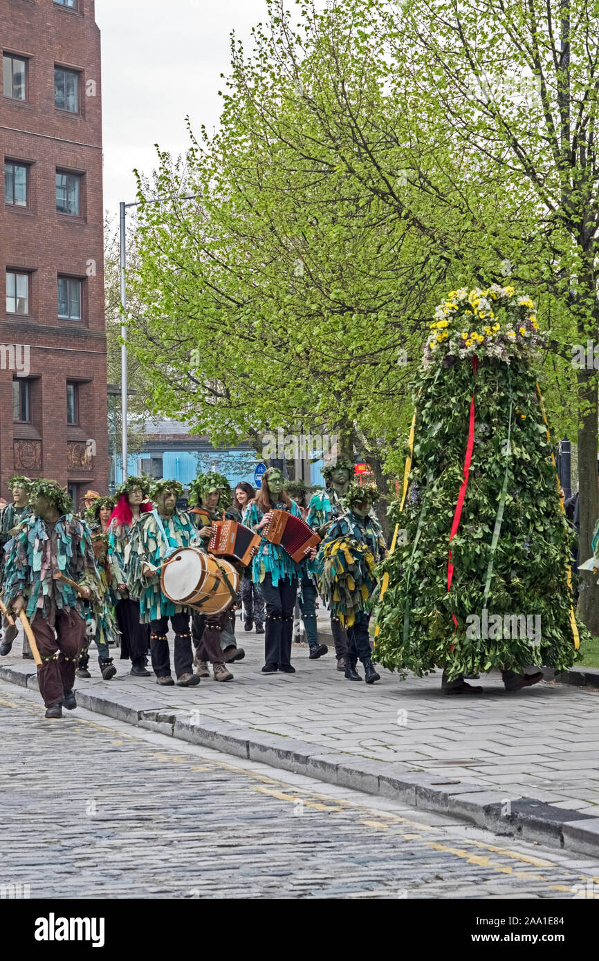 Jack im Grünen und seinen Begleitern eine Parade durch die Straßen von Bristol, UK Mai Tag zu feiern. Diese scheinbar heidnischen Zeremonie in der Tat in der frühen Neuzeit entstanden. Stockfoto