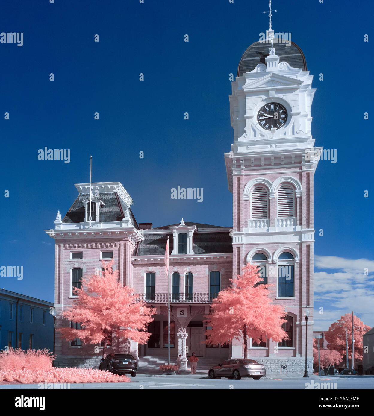 Falsche Farbe rot Infrarot Fotografie von Newton County Courthouse in der historischen Innenstadt von Covington Georgia in den Vereinigten Staaten Stockfoto