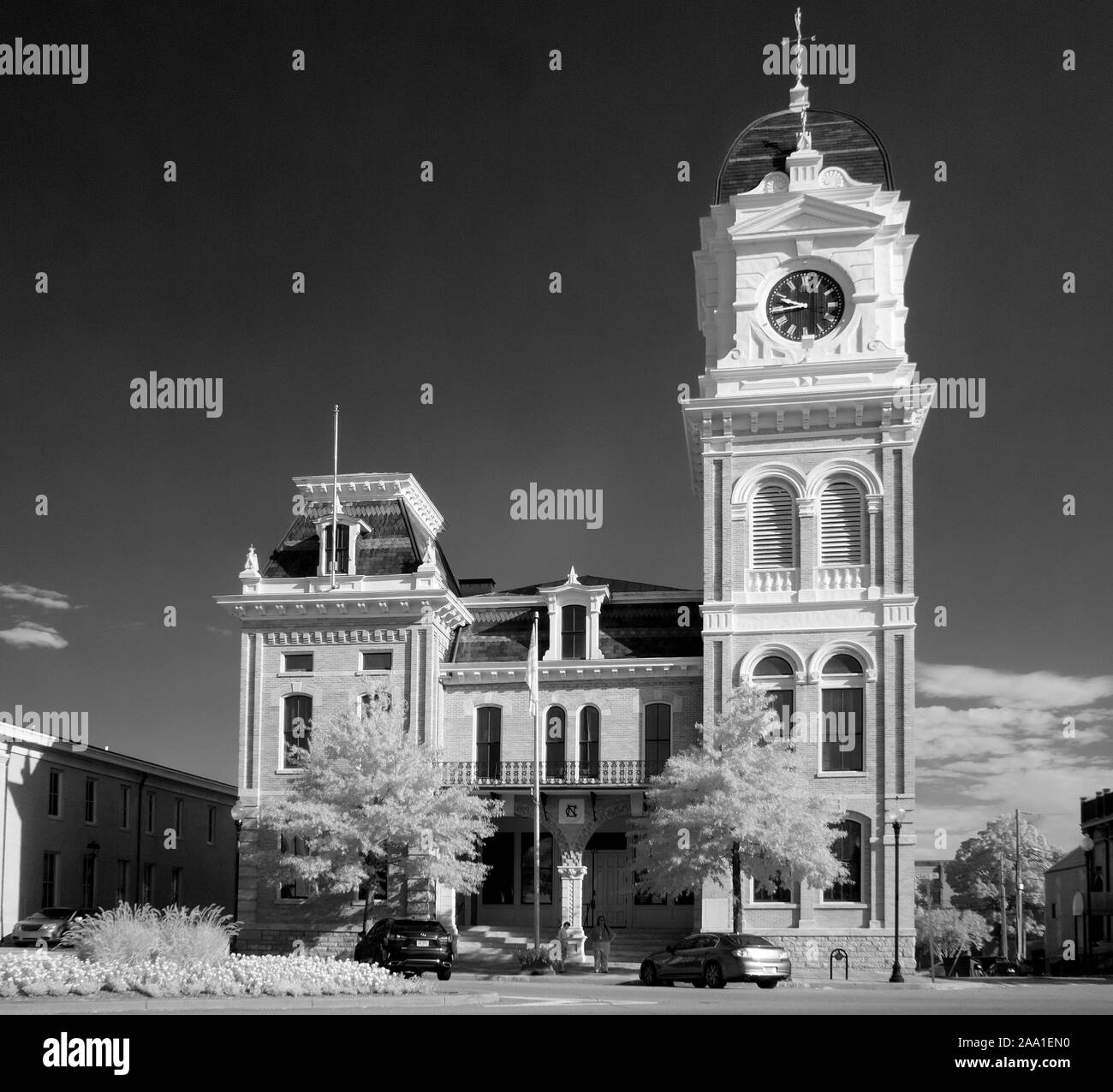 Infrarot rot B&W Fotografie von Newton County Courthouse in der historischen Innenstadt von Covington Georgia in den Vereinigten Staaten Stockfoto