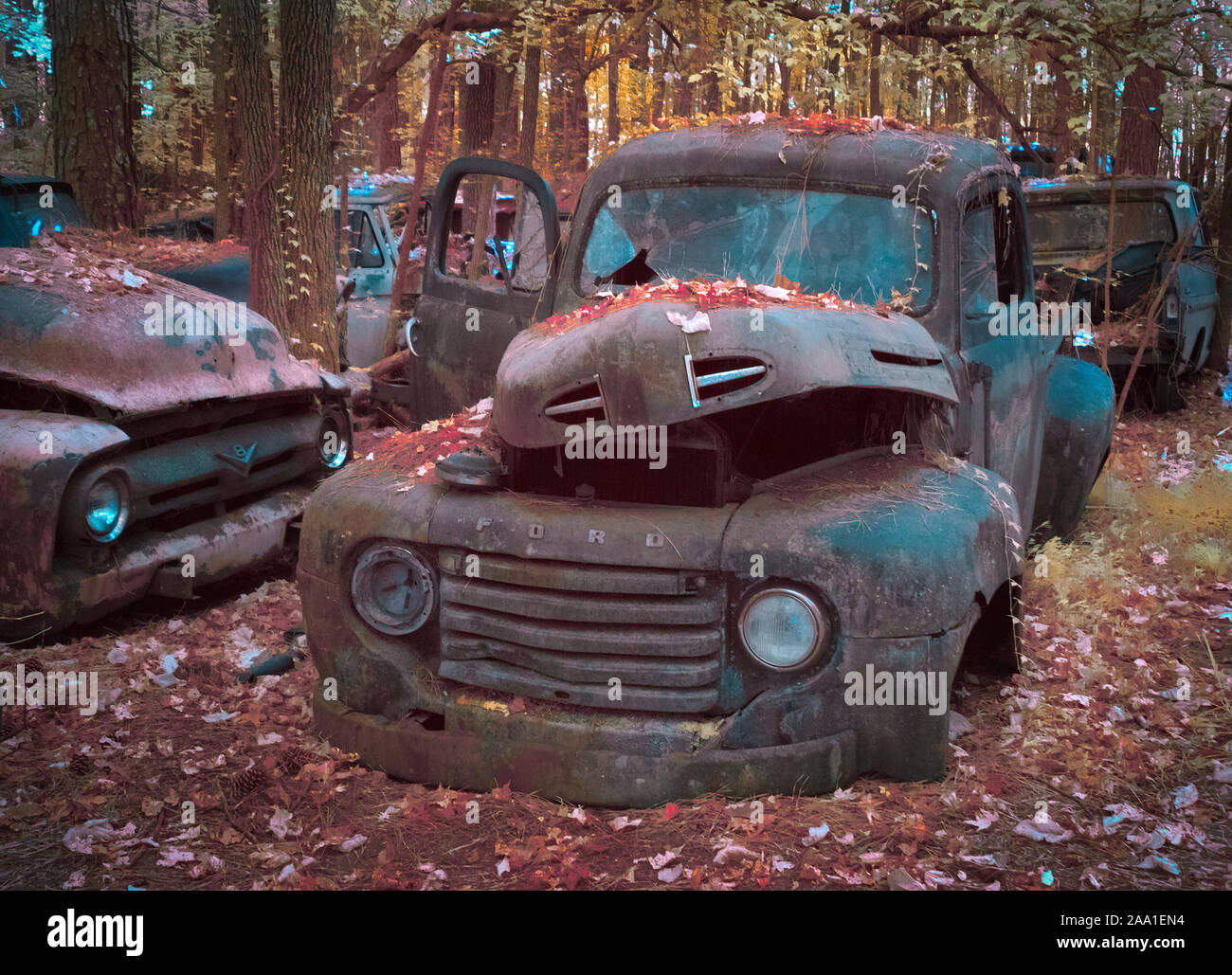 Falsche Farbe rot Infrarot Fotografie der alten verrosteten Lkw an der alten Stadt in weiß Georgia Stockfoto