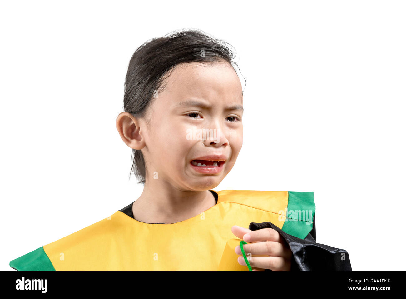 Asiatische Mädchen in einer Staffelung Kleid holding Zertifikat über weißem Hintergrund weinen Stockfoto