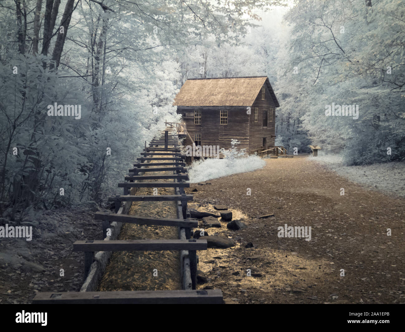 Falsche Farbe rot Infrarot Fotografie von Mingus Mill in der Great Smoky Mountains National Park in North Carolina Stockfoto