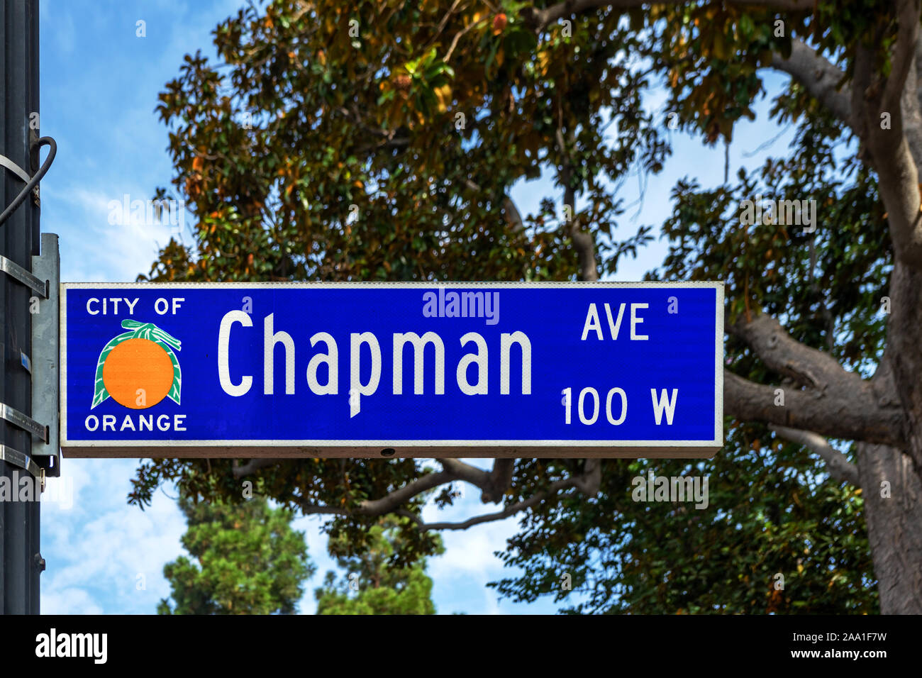 Orange, CA/USA - November 14, 2019: Straße Zeichen für Chapman Ave in der Stadt Orange in Orange County, Kalifornien. Stockfoto