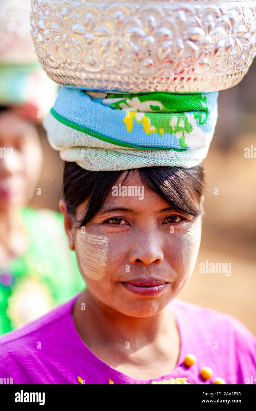 Eine ethnische Minderheit Frau bei der jährlichen Pindaya Cave Festival, Pindaya, Shan Staat, Myanmar. Stockfoto