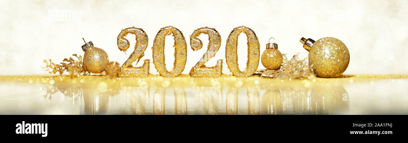 2020 im funkelnden Gold Zahlen über Neujahr oder Weihnachten mit glitzernden Ornamenten und Dekorationen Stockfoto