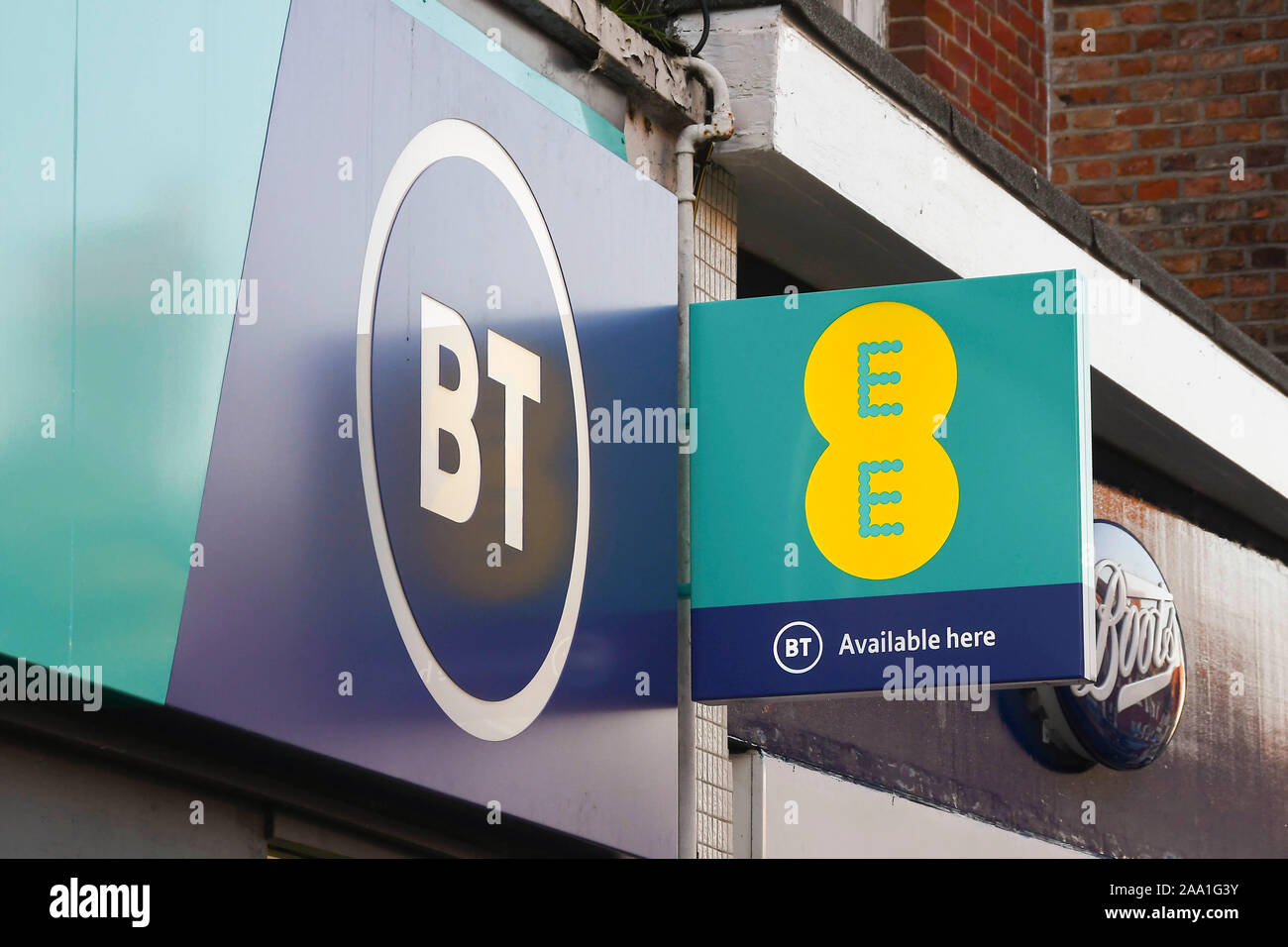 EE und BT Handy shop Geschäft Zeichen in Dorchester, Dorset, Großbritannien. Foto: Graham Jagd-/Alamy Stockfoto