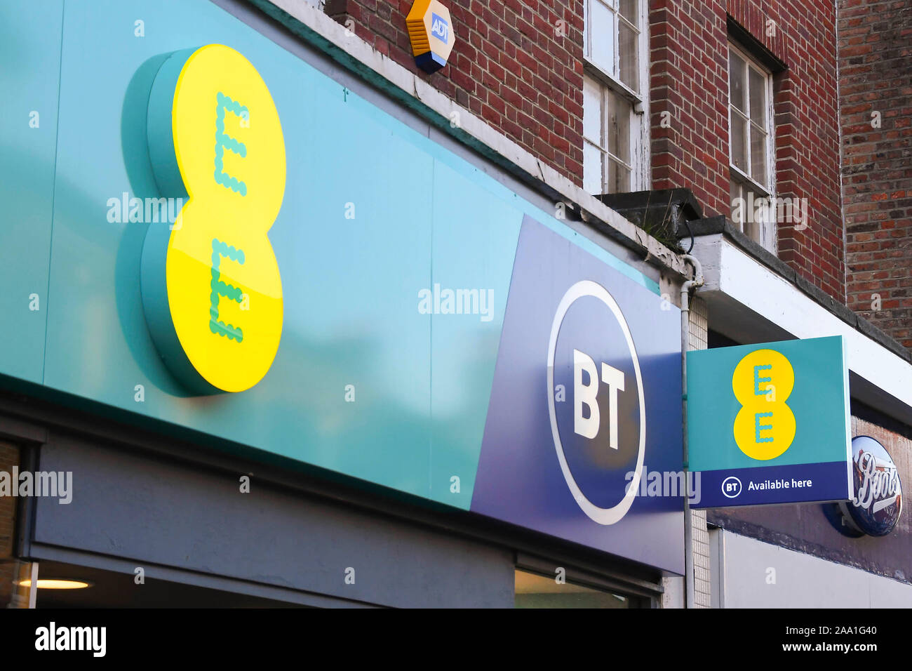 EE und BT Handy shop Geschäft Zeichen in Dorchester, Dorset, Großbritannien. Foto: Graham Jagd-/Alamy Stockfoto