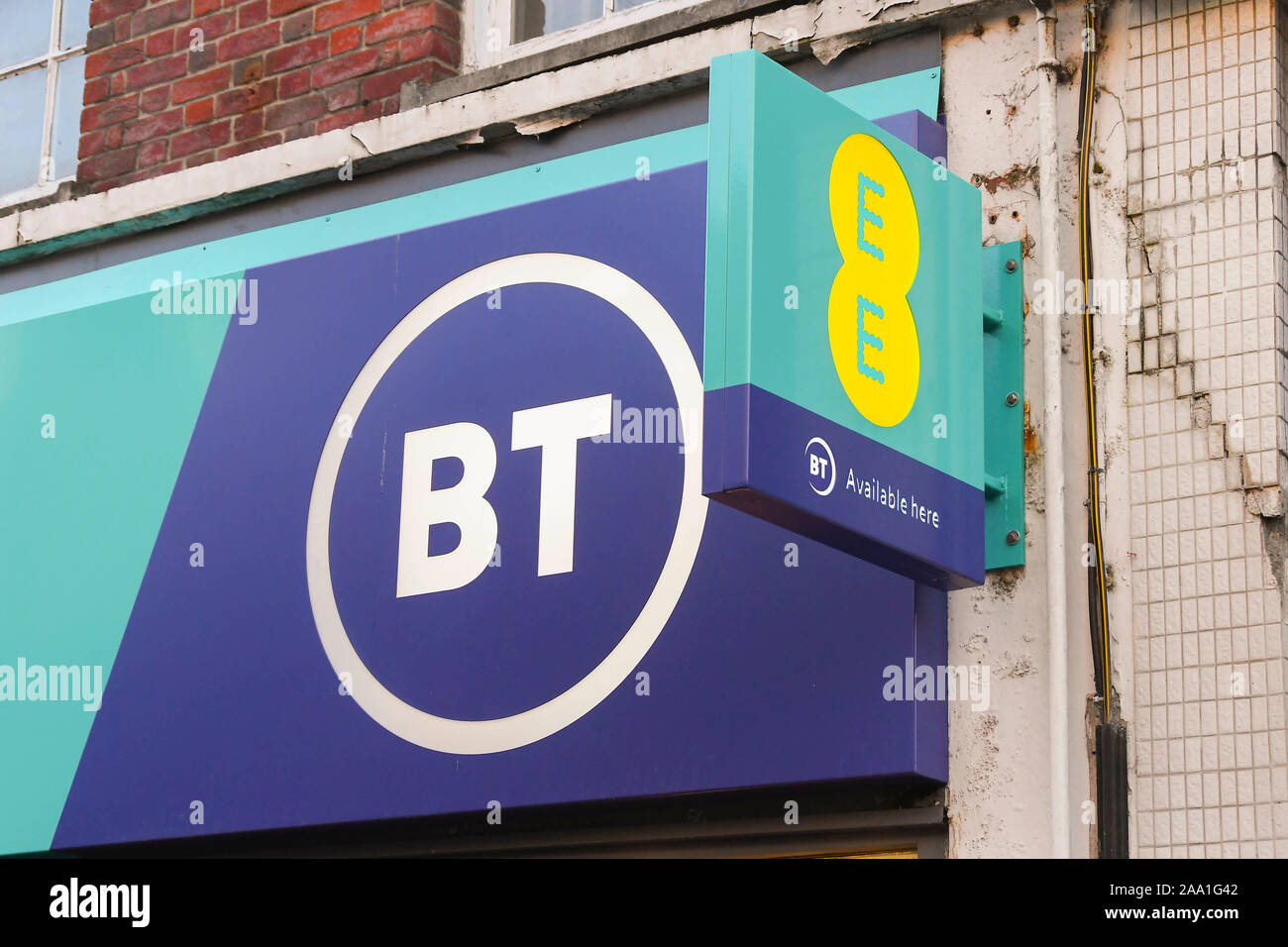 EE und BT Handy shop Geschäft Zeichen in Dorchester, Dorset, Großbritannien. Foto: Graham Jagd-/Alamy Stockfoto