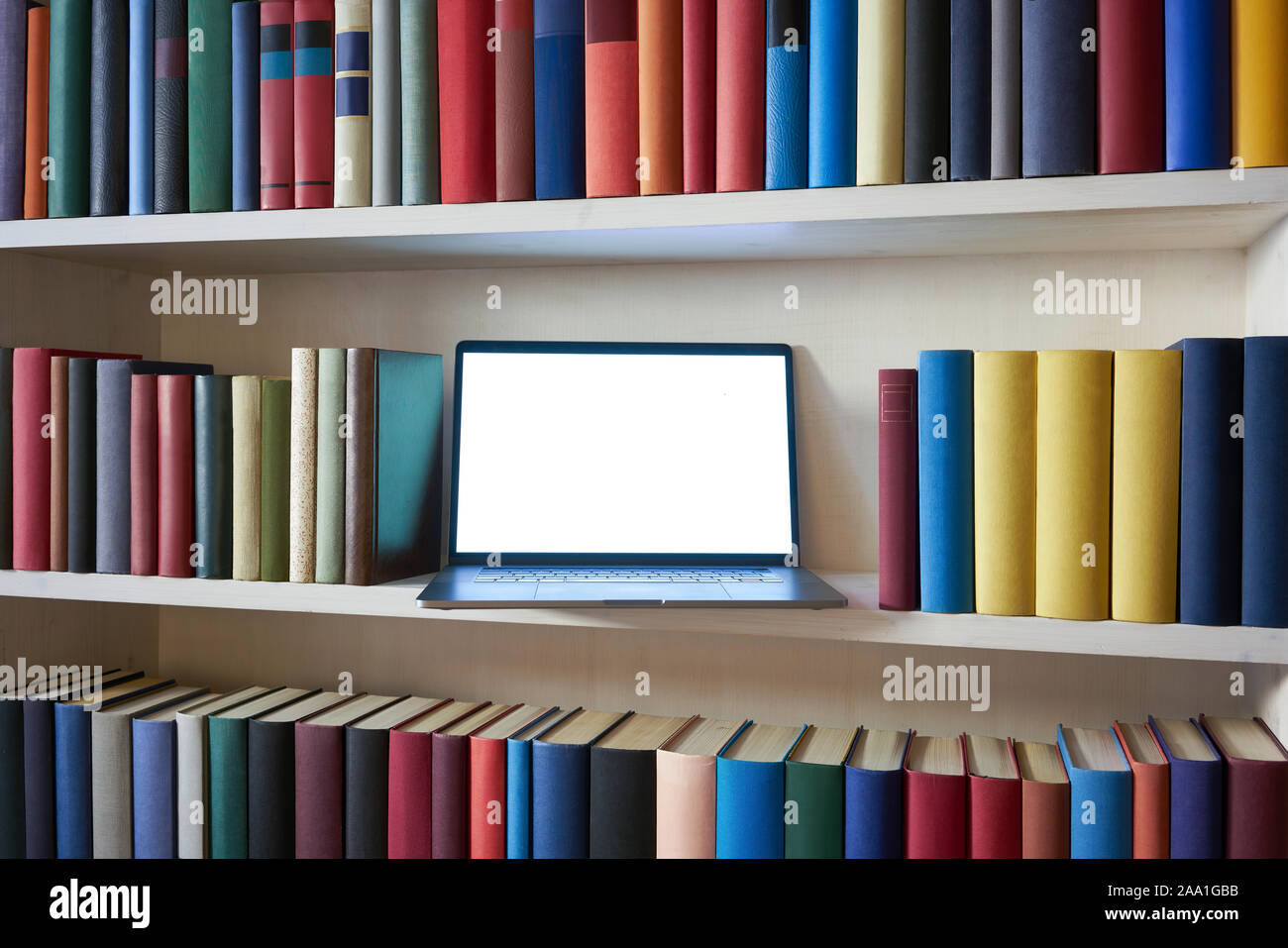 Bücherregal mit Laptop Stockfoto