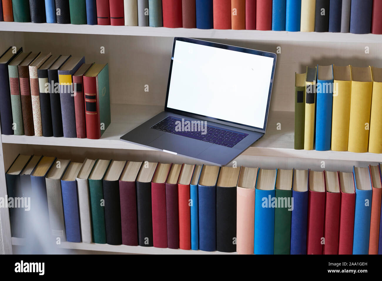 Laptop und Bücher von oben mit Reflexionen Stockfoto