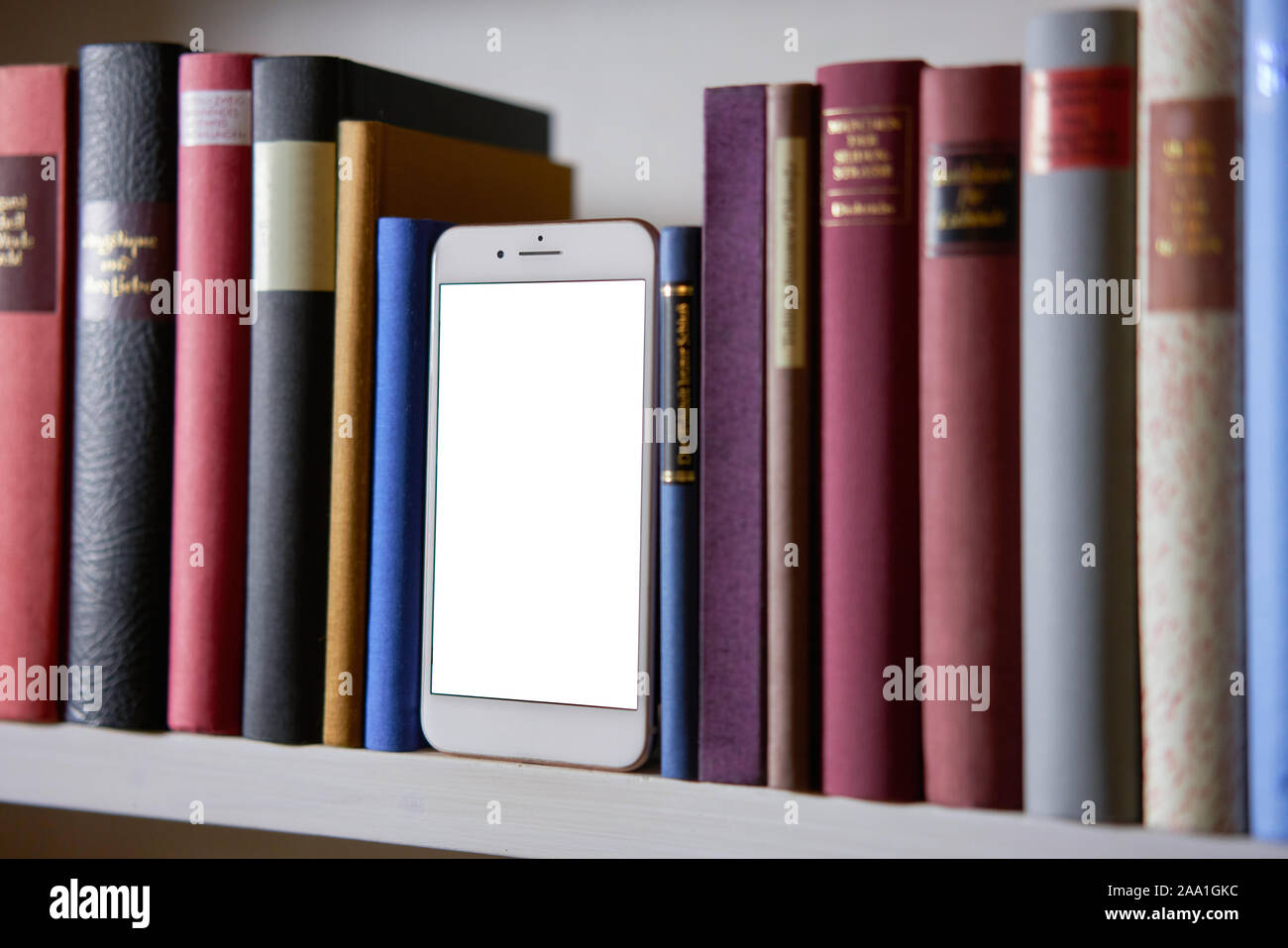 In der Nähe von Mobiltelefon im Bücherregal, leeres Display Stockfoto