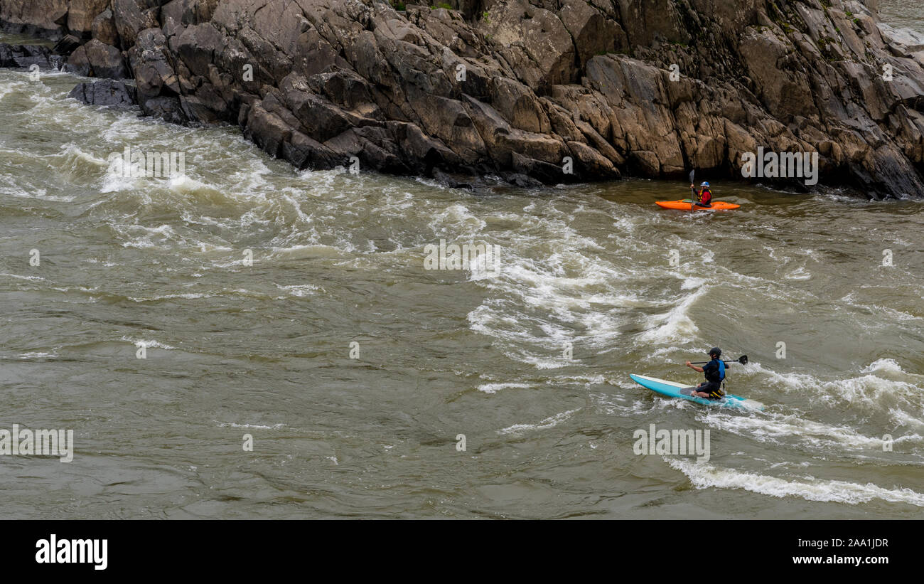 Zwei Männer auf Kajaks paddlying auf dem Fluss in Great Falls National Park, Virginia Stockfoto