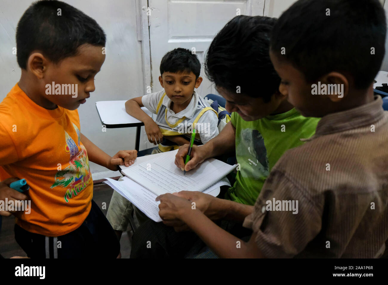 Einige Kinder, die älteren Schüler in der Klasse an der Akademie. Rohingya English Academy ist ein Learning Center, die freie Bildung auf die Rohingya-flüchtlinge sowohl für Kinder als auch für Erwachsene bietet, wurde es von Saif Ullah ein rohingya Bürger leben in Malaysia und auch ein englischer Tutor an der Akademie Wer erhält keine Unterstützung von der Regierung gegründet. Malaysia hat mehr als 177,690 registrierte Flüchtlinge und Asylsuchenden Rohingya Nach UNHCR-Statistik und 45,470 davon sind Kinder unter 18 Jahren. Stockfoto