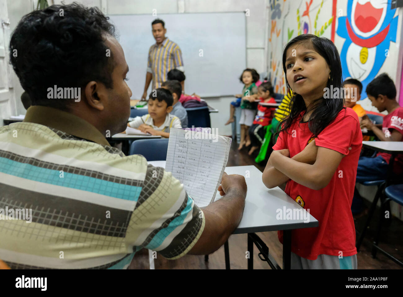 Ein Mädchen, das Auswendiglernen des Einmaleins in Mathe Klasse an der Akademie. Rohingya English Academy ist ein Learning Center, die freie Bildung auf die Rohingya-flüchtlinge sowohl für Kinder als auch für Erwachsene bietet, wurde es von Saif Ullah ein rohingya Bürger leben in Malaysia und auch ein englischer Tutor an der Akademie Wer erhält keine Unterstützung von der Regierung gegründet. Malaysia hat mehr als 177,690 registrierte Flüchtlinge und Asylsuchenden Rohingya Nach UNHCR-Statistik und 45,470 davon sind Kinder unter 18 Jahren. Stockfoto