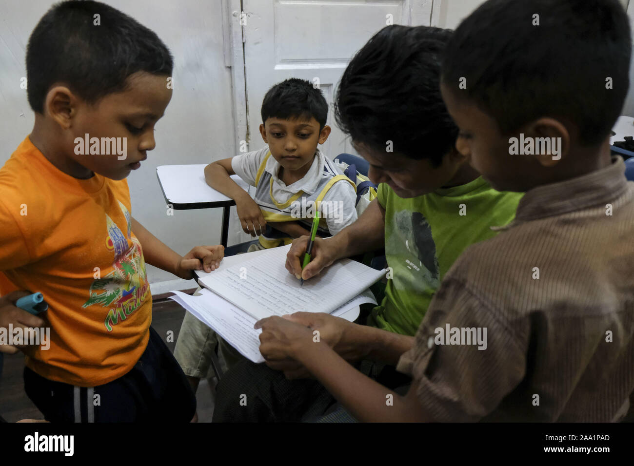 Kuala Lumpur, Selangor, Malaysia. 11 Nov, 2019. Einige Kinder, die älteren Schüler in der Klasse an der Akademie. Rohingya English Academy ist ein Learning Center, die freie Bildung auf die Rohingya-flüchtlinge sowohl für Kinder als auch für Erwachsene bietet, wurde es von Saif Ullah ein rohingya Bürger leben in Malaysia und auch ein englischer Tutor an der Akademie Wer erhält keine Unterstützung von der Regierung gegründet. Malaysia hat mehr als 177,690 registrierte Flüchtlinge und Asylsuchenden Rohingya Nach UNHCR-Statistik und 45,470 davon sind Kinder unter 18 Jahren. (Bild: © Faris Hadziq/SOPA Bilder v Stockfoto