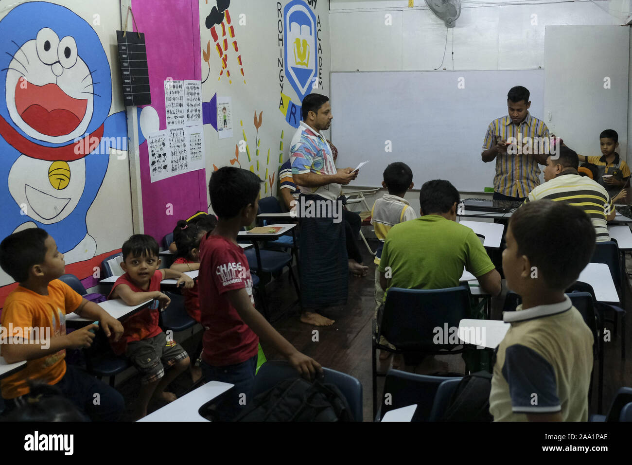 Kuala Lumpur, Selangor, Malaysia. 11 Nov, 2019. Saif Ullah in der Klasse mit seinen Schülern an der Akademie. Rohingya English Academy ist ein Learning Center, die freie Bildung auf die Rohingya-flüchtlinge sowohl für Kinder als auch für Erwachsene bietet, ist es durch Saif Ullah ein rohingya Bürger leben in Malaysia und auch ein englischer Tutor an der Akademie Wer erhält keine Unterstützung von der Regierung gegründet wurde. Malaysia hat mehr als 177,690 registrierte Flüchtlinge und Asylsuchenden Rohingya Nach UNHCR-Statistik und 45,470 davon sind Kinder unter 18 Jahren. (Bild: © Faris Hadziq/SOPA Bilder über ZUMA Stockfoto