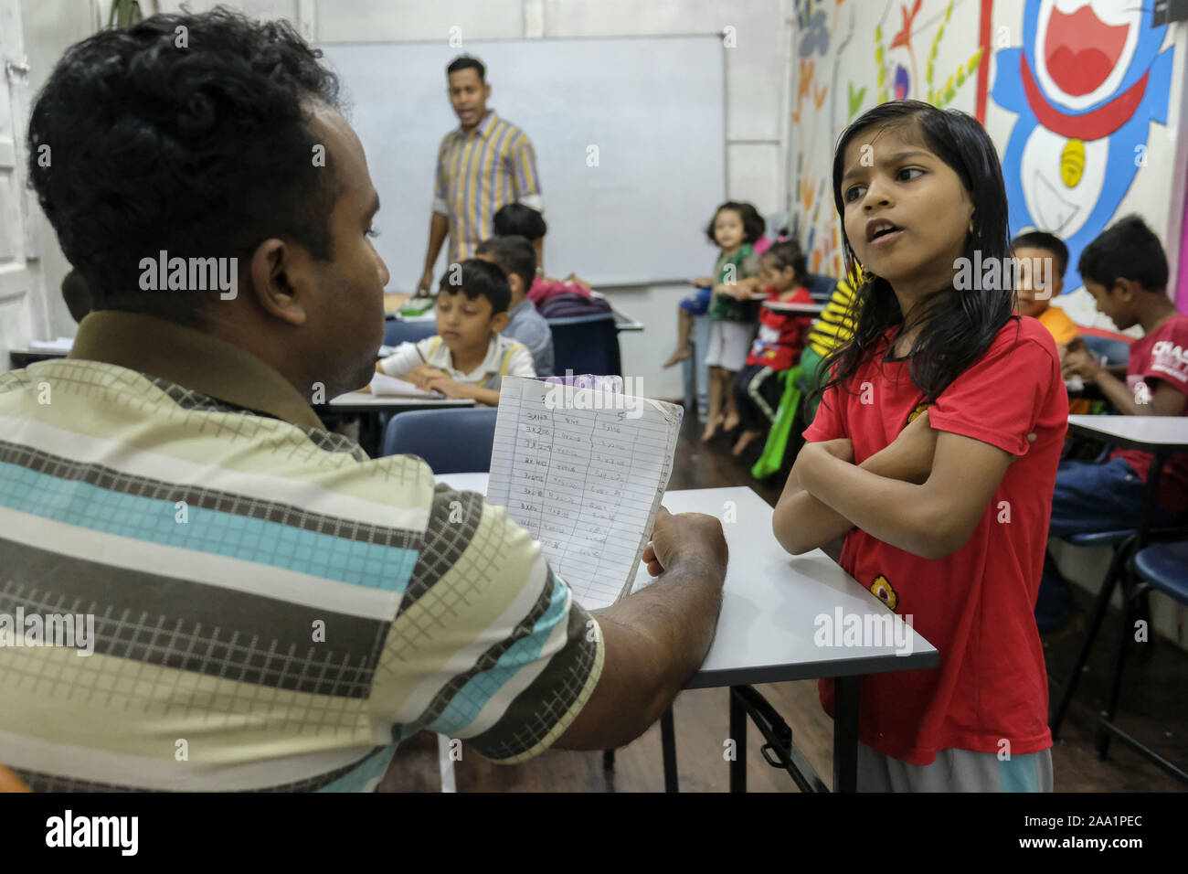 Kuala Lumpur, Selangor, Malaysia. 11 Nov, 2019. Ein Mädchen, das Auswendiglernen des Einmaleins in Mathe Klasse an der Akademie. Rohingya English Academy ist ein Learning Center, die freie Bildung auf die Rohingya-flüchtlinge sowohl für Kinder als auch für Erwachsene bietet, wurde es von Saif Ullah ein rohingya Bürger leben in Malaysia und auch ein englischer Tutor an der Akademie Wer erhält keine Unterstützung von der Regierung gegründet. Malaysia hat mehr als 177,690 registrierte Flüchtlinge und Asylsuchenden Rohingya Nach UNHCR-Statistik und 45,470 davon sind Kinder unter 18 Jahren. (Bild: © FARIS H Stockfoto