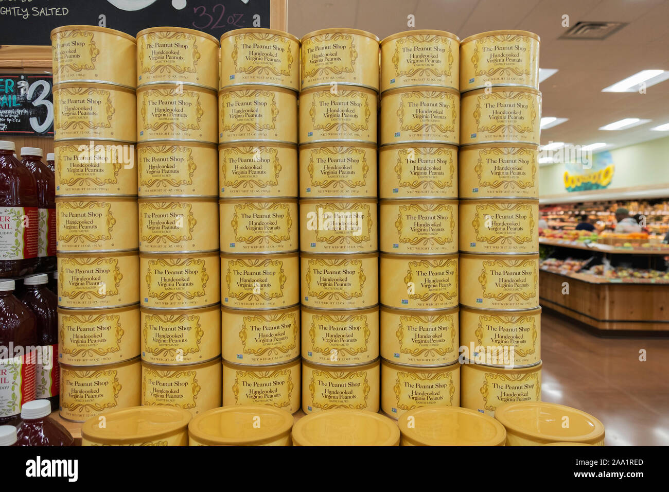 Eine gestapelte Darstellung der Dosen von Virginia Erdnüsse innerhalb der Trader Joe Markt, Wichita, Kansas, USA. Stockfoto