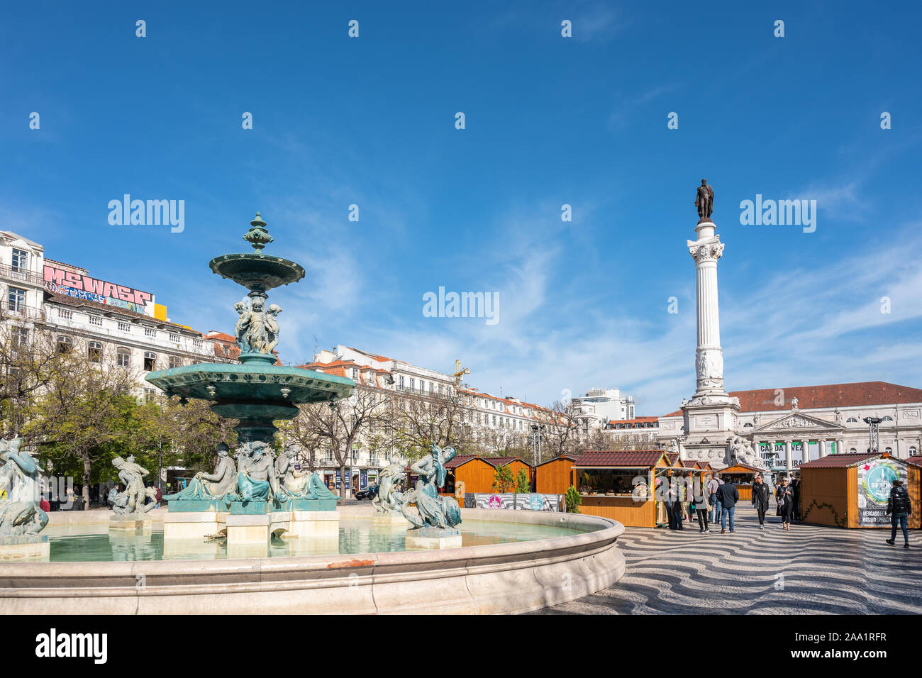 Lissabon, Portugal - 11. April 2019: Lissabon Portugal City Skyline in Lissabon Rossio Platz mit vielen touristischen Stockfoto