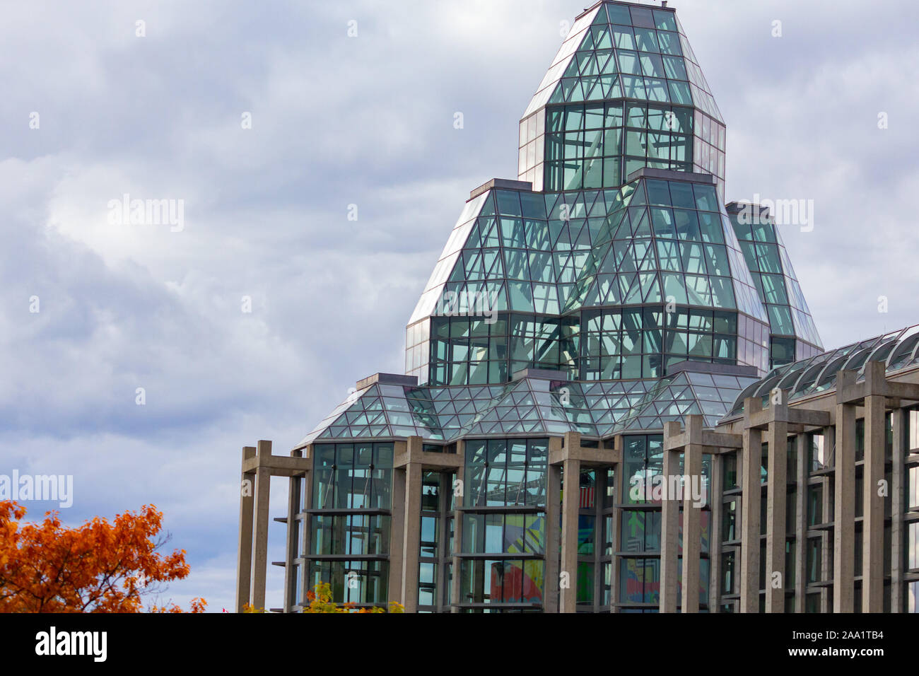 Die Markanten 3-level Glaskuppel des National Gallery von Kanada in der Hauptstadt Ottawa, Ontario an einem bewölkten Tag. Stockfoto