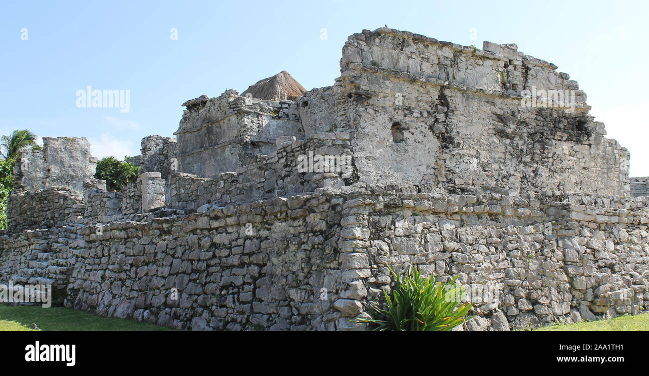 Maya Ruinen in der Stadt Tulum in der Nähe von Cancun, Mexiko im Bundesstaat Quintana Roo, gefüllt mit Geschichte, Kalkstein Gebäuden, Vegetation und Tierwelt Stockfoto