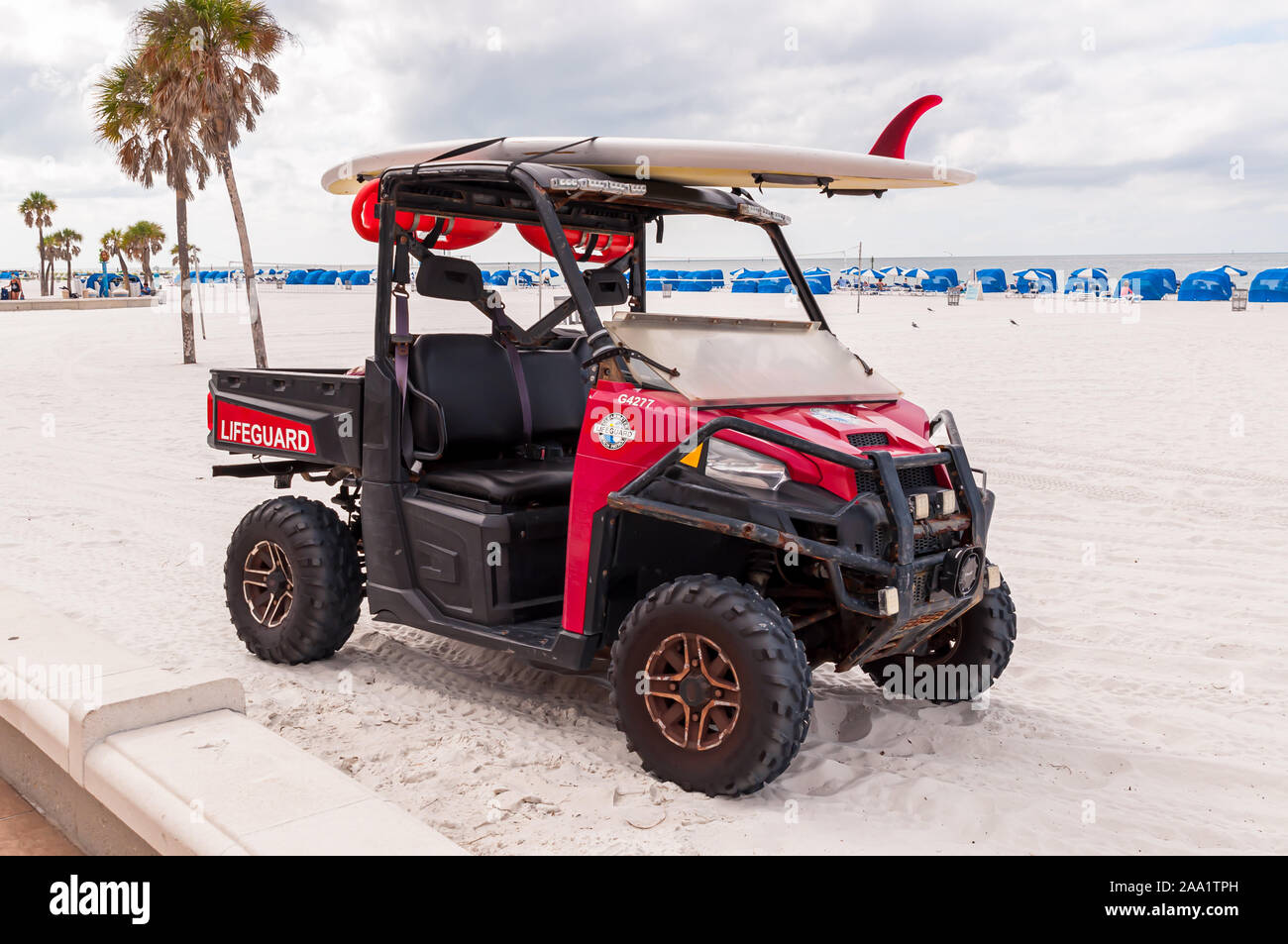 Ein geländegängiges Fahrzeug von der Rettungsschwimmer am Strand mit Surf Board nach oben befestigt ist, Clearwater Beach, Florida, USA Stockfoto