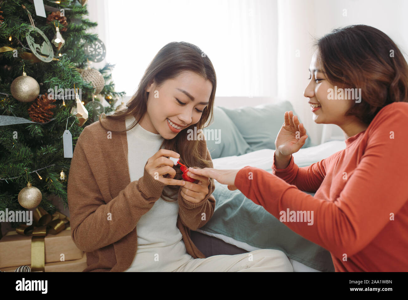 Zusammen Lachen. Pediküre und Malte bein Nägel. Konzeption der Hautpflege während Urlaub. Der Weihnachtszeit. Stockfoto