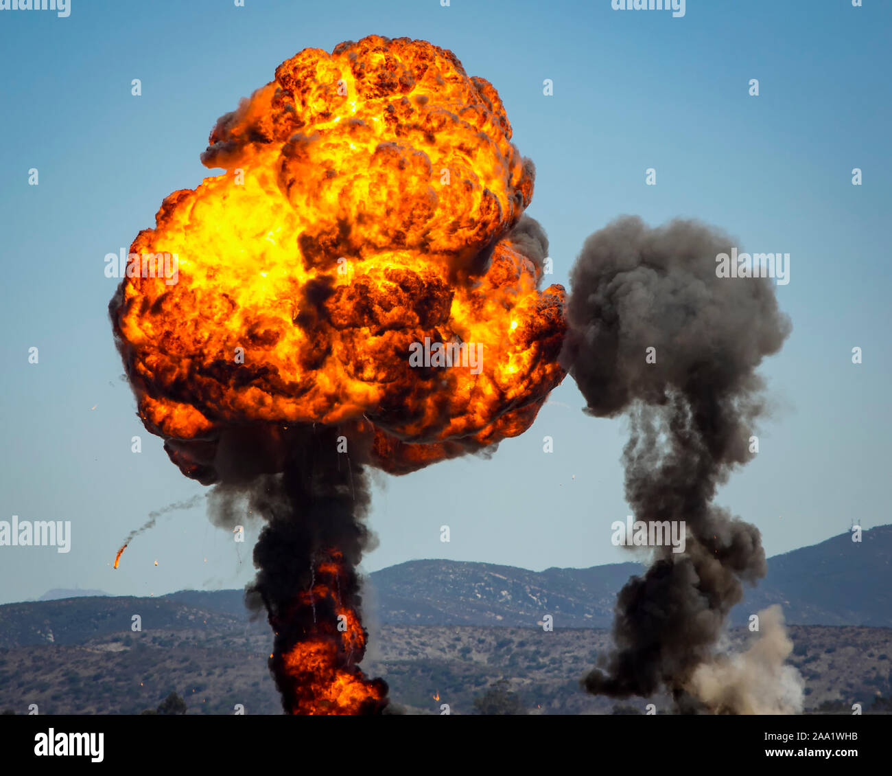 Kugel und Säule aus Feuer neben Rauch aus Munition explosion Stockfoto