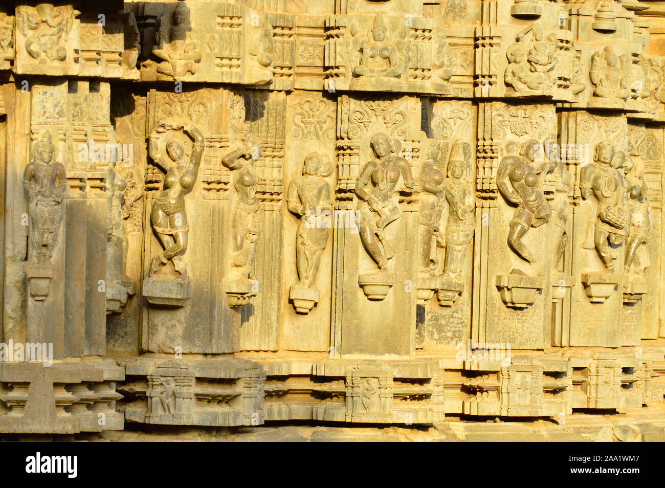 Tanzen weibliche Skulpturen auf der Außenwand der Kopeshwar Tempel, Khidrapur, Maharashtra, Indien Stockfoto