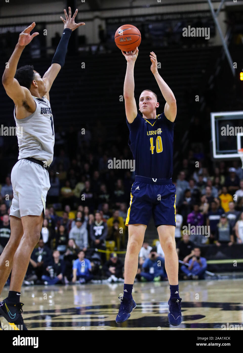 Boulder, CO, USA. Nov, 2019 18. UC Irvine Ameisenbären, Collin Welp (40) schießt einen offenen Blick, als Büffel-kolorado freuen Tyler Bey (1) spät in der ersten Hälfte in der Coors Fall-Mitte in Boulder, CO. Derek Regensburger/CSM/Alamy leben Nachrichten Stockfoto