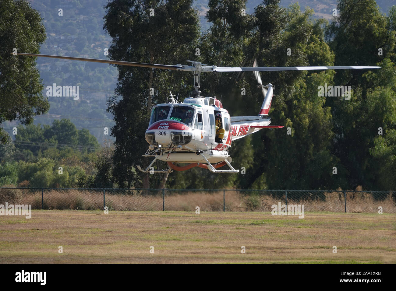 Sylmar, CA/USA - November 9, 2019: Eine Cal Fire Bell UH-1H Hubschrauber, betrieben durch die Vereinigten Staaten Ministerium für Landwirtschaft (USDA), ist die Landung gezeigt. Stockfoto