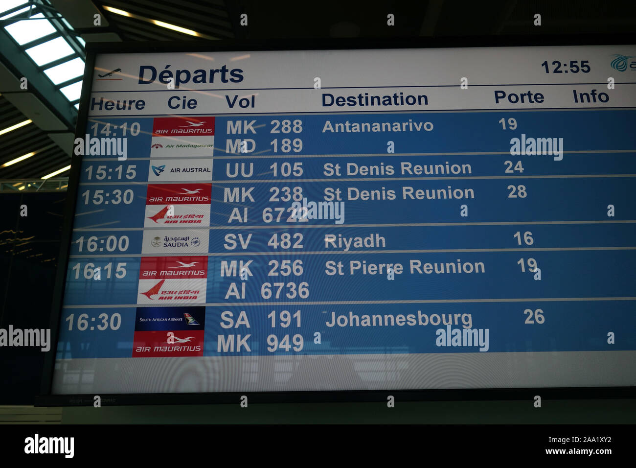 Abflüge Bildschirm mit Flüge nach Indischer Ozean Reiseziele einschliesslich Antananarivo, St Denis und Riad, Mauritius. Keine PR Stockfoto