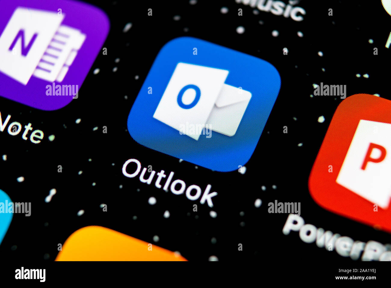 Sankt-Petersburg, Russland, 3. Februar 2019: Microsoft Outlook office Symbol auf Apple iPhone X-close-up. Microsoft Outlook Symbol der App. M Stockfoto