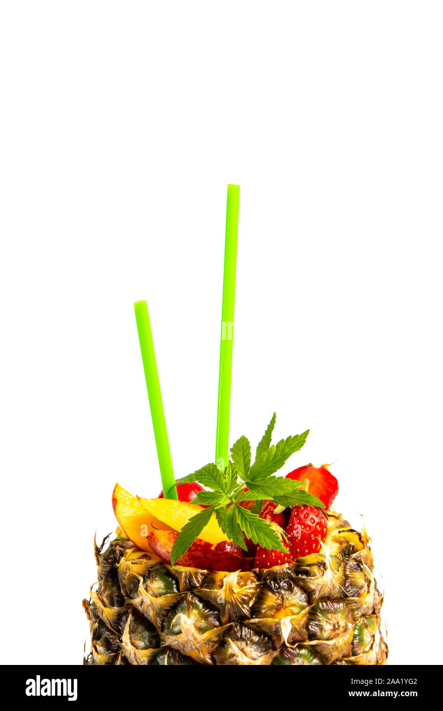 Obstsalat und Orangensaft mit Marihuana Blätter in einer Ananas shell isoliert Stockfoto