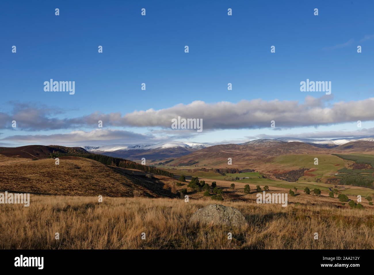 Glen Clova Tal von tulloch Hügel, durch Berge und Hügel mit der erste Schnee der Saison für ihre Spitzen umgeben. Stockfoto