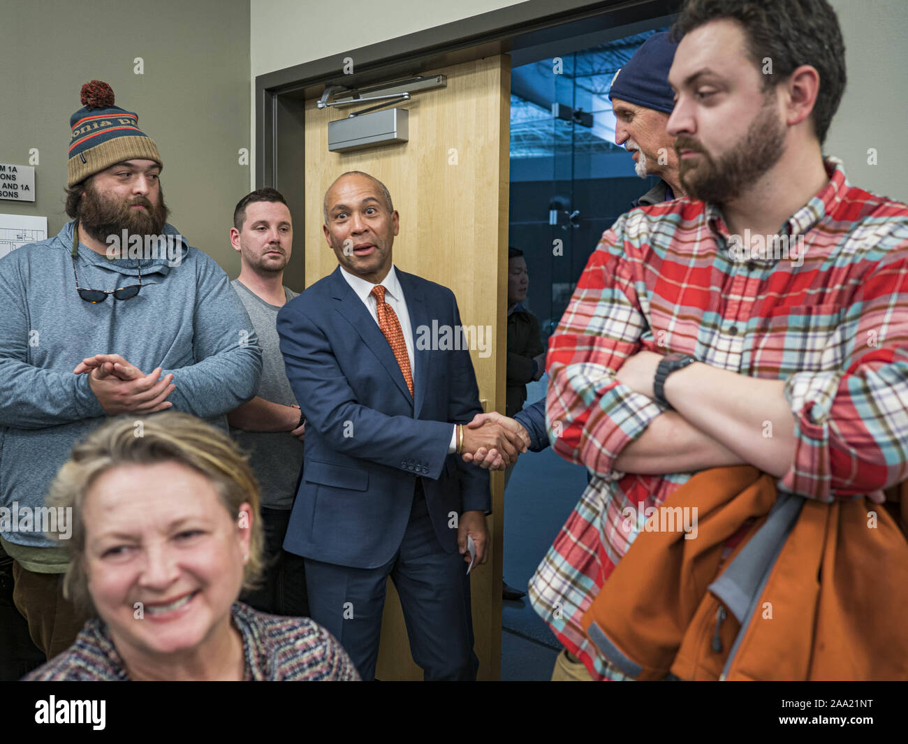 Des Moines, Iowa, USA. Nov, 2019 18. Der ehemalige Gouverneur Deval Patrick (D-MA) geht in die Polk County Demokraten treffen in Des Moines Montag Nacht. Reg. Patrick machte seine erste Kampagne Reise nach Iowa Montag nach seiner Kandidatur der demokratische Kandidat für die US-Präsidentschaft zu verkünden. Er hält eine Sitzung der Polk County Demokraten in Des Moines. Iowa ist Gastgeber der ersten Präsidentschaftswahlen Auswahl bei den Präsidentschaftswahlen Zyklus 2020. Die Iowa Caucuses sind Feb 3, 2020. Credit: Jack Kurtz/ZUMA Draht/Alamy leben Nachrichten Stockfoto
