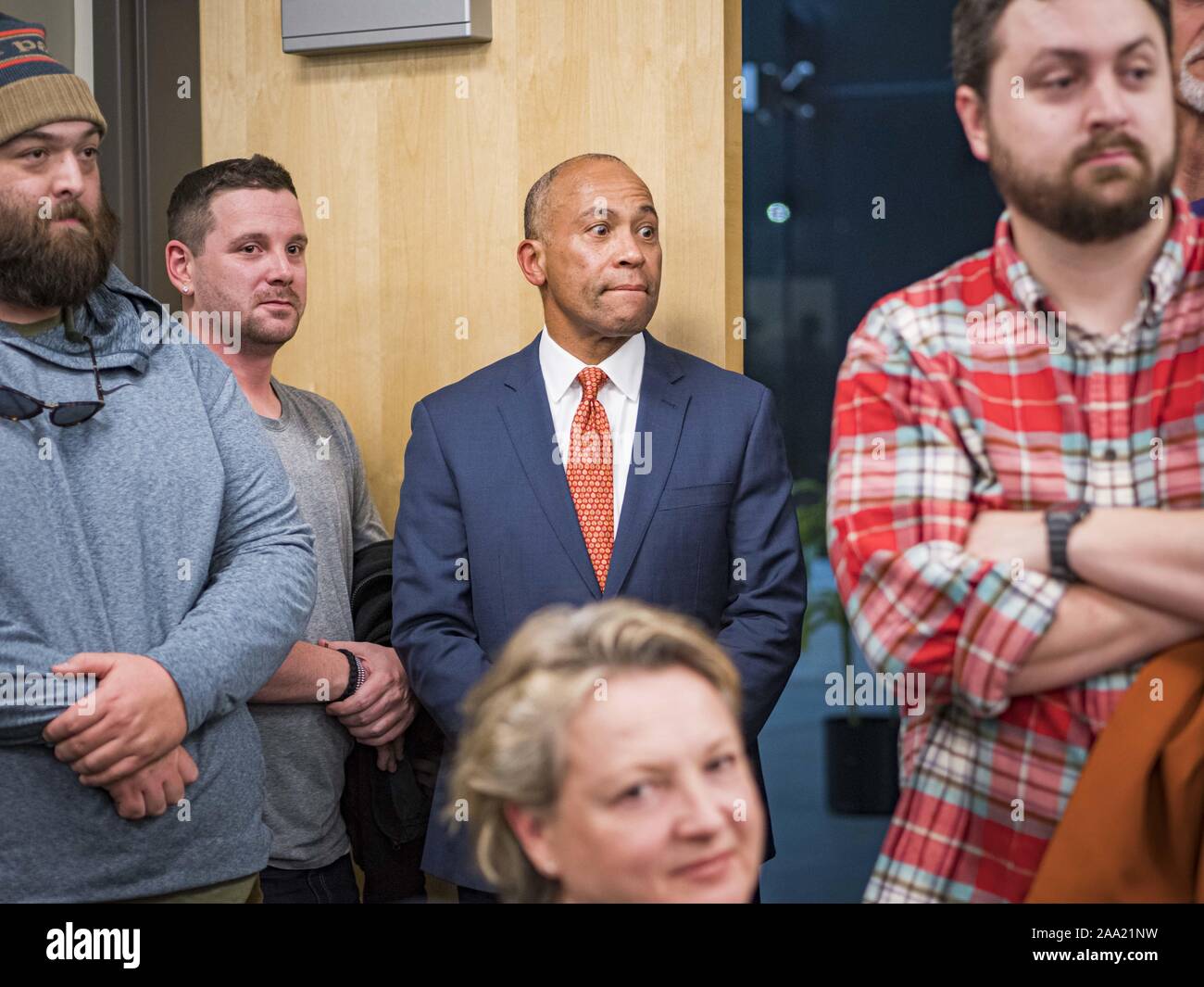 Des Moines, Iowa, USA. Nov, 2019 18. Der ehemalige Gouverneur Deval Patrick (D-MA) geht in die Polk County Demokraten treffen in Des Moines Montag Nacht. Reg. Patrick machte seine erste Kampagne Reise nach Iowa Montag nach seiner Kandidatur der demokratische Kandidat für die US-Präsidentschaft zu verkünden. Er hält eine Sitzung der Polk County Demokraten in Des Moines. Iowa ist Gastgeber der ersten Präsidentschaftswahlen Auswahl bei den Präsidentschaftswahlen Zyklus 2020. Die Iowa Caucuses sind Feb 3, 2020. Credit: Jack Kurtz/ZUMA Draht/Alamy leben Nachrichten Stockfoto