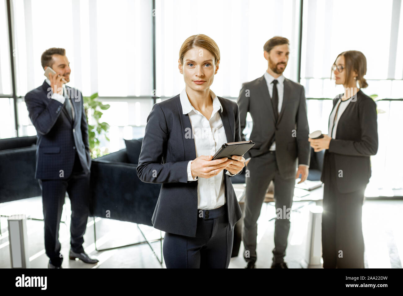 Porträt einer wunderschönen weißen Kragen busines Frau stand vor der Business Team im luxuriösen Büro Stockfoto