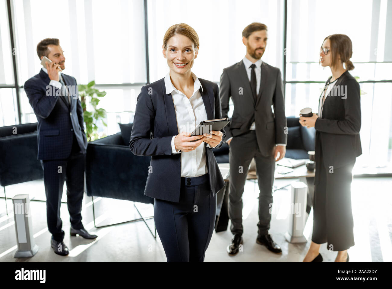 Porträt einer wunderschönen weißen Kragen busines Frau stand vor der Business Team im luxuriösen Büro Stockfoto