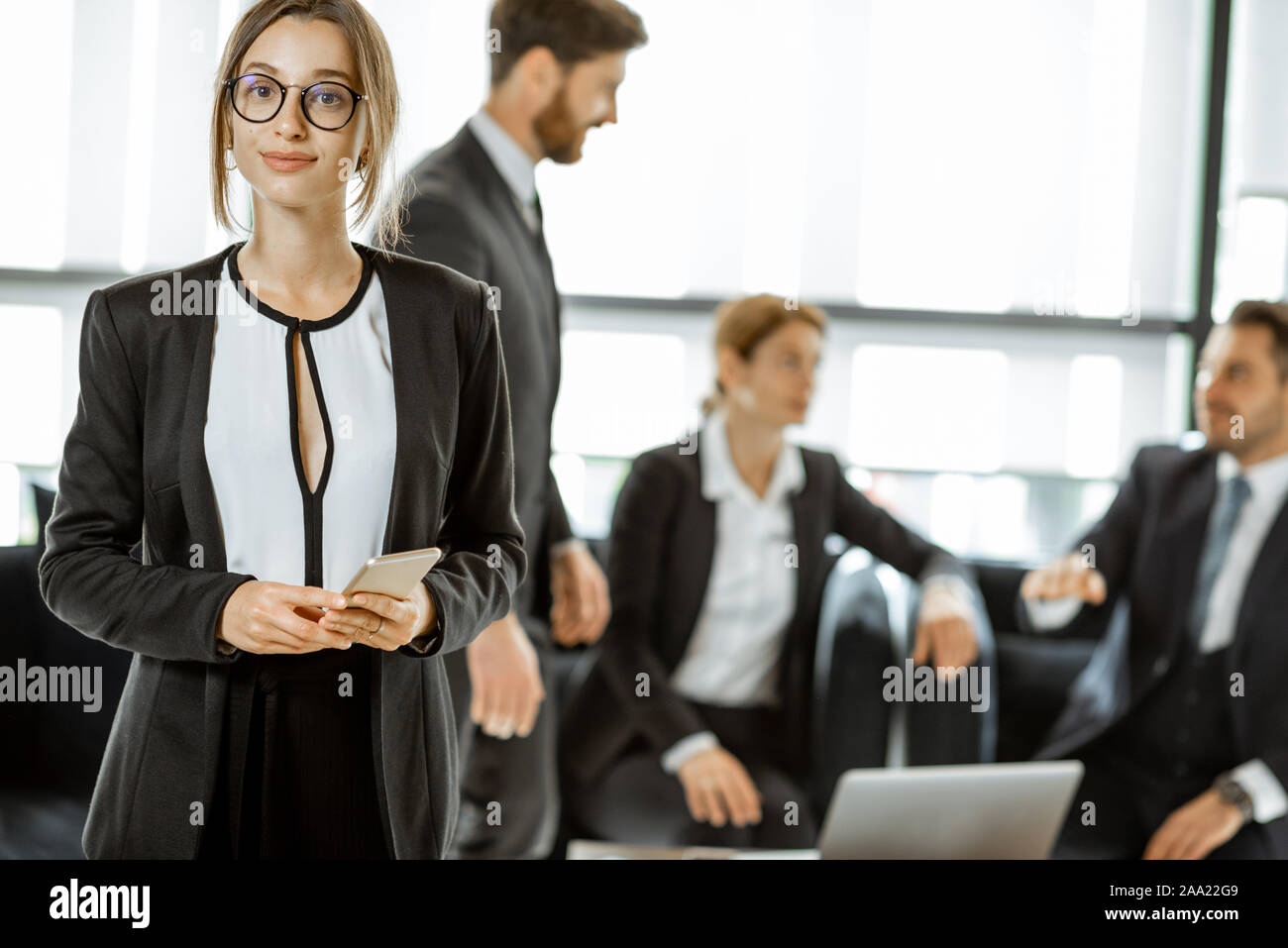 Porträt einer wunderschönen weißen Kragen busines Frau stand vor der Business Team im luxuriösen Büro Stockfoto