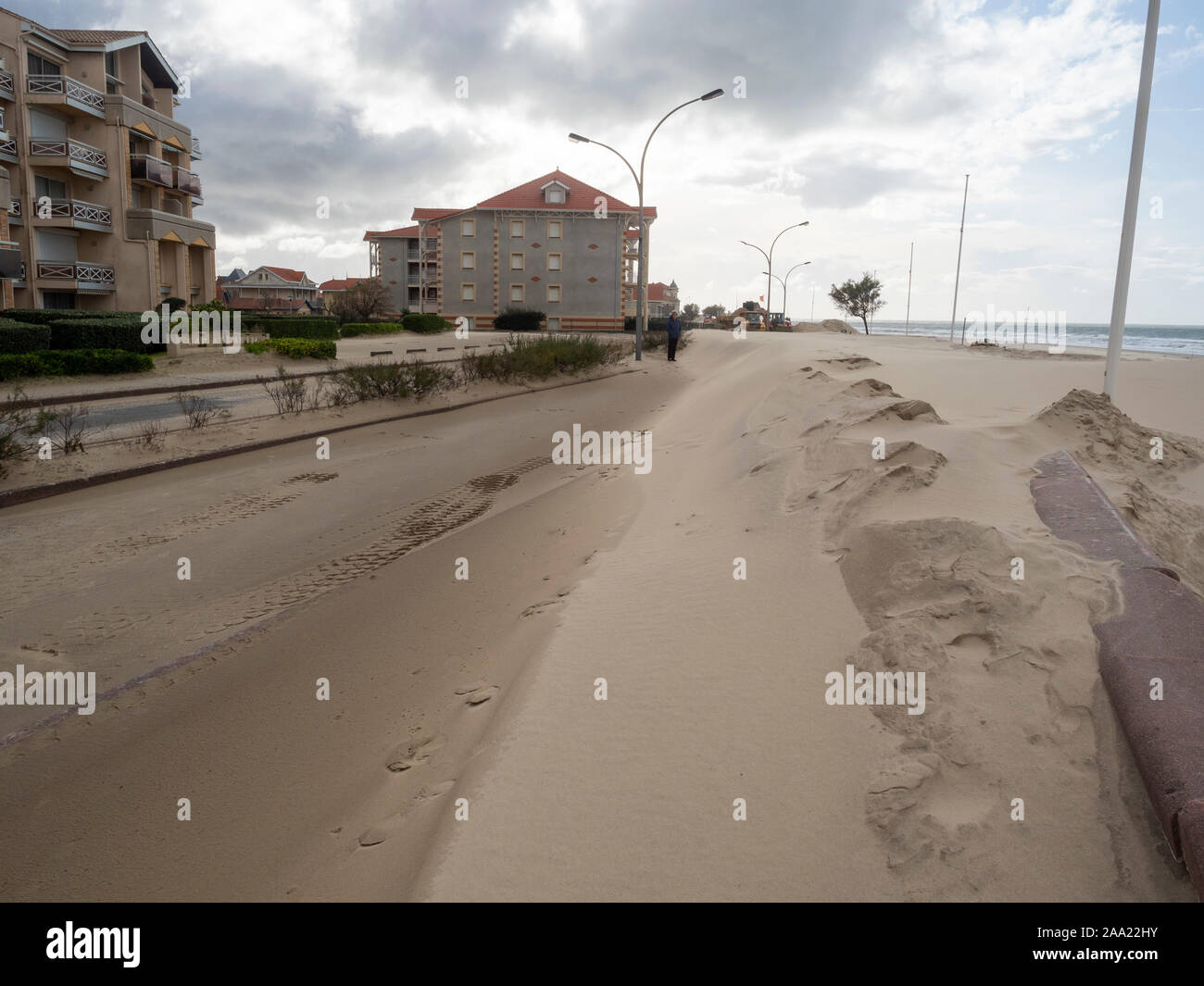 Straße und Gehweg fallen, durch den Sand, nach dem Durchgang des Sturms "Amelie" (November 3, 2019). Soulac-sur-Mer, Atlantikküste. Frankreich Stockfoto