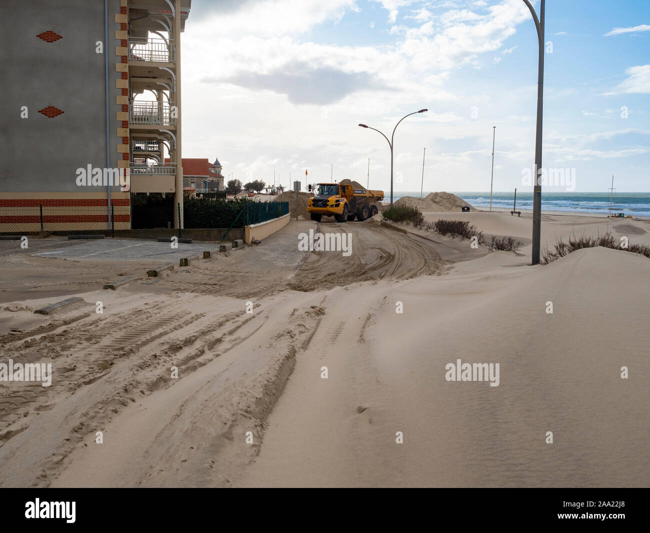 Soulac-sur-Mer. Nach dem Sturm (Die fabelhafte Welt der Amélie 3. November 2019), ein Lkw, der Sand vom Strand und den Dünen, die durch den Wind progetted evakuiert wurde und c Stockfoto