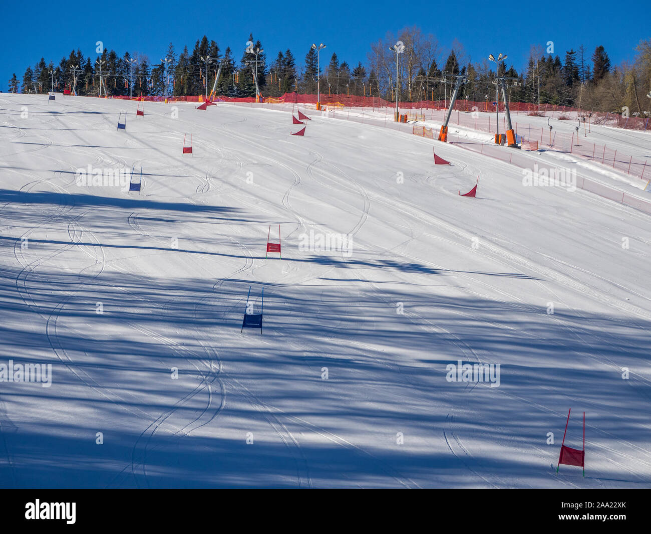 Skilift und Skipiste mit Slalom Tore für Skifahrer und Snowboarder im Bialka ski resort in Polen Stockfoto