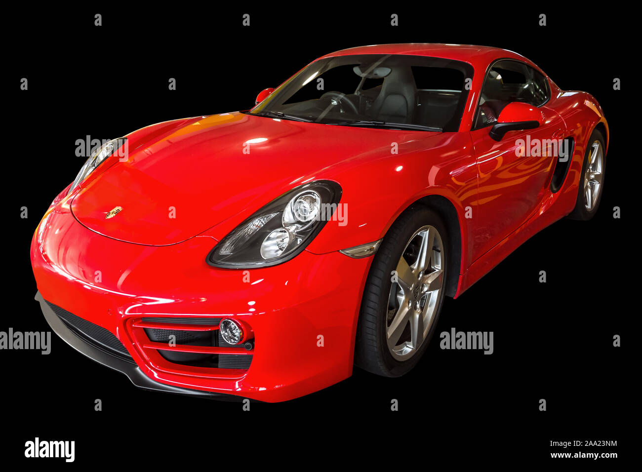 Sydney, Australien - JÄNNER 7, 2015: Seitenansicht eines roten Porsche Cayman Auto auf schwarzen Hintergrund. ILLUSTRATIVE EDITORIAL. Stockfoto