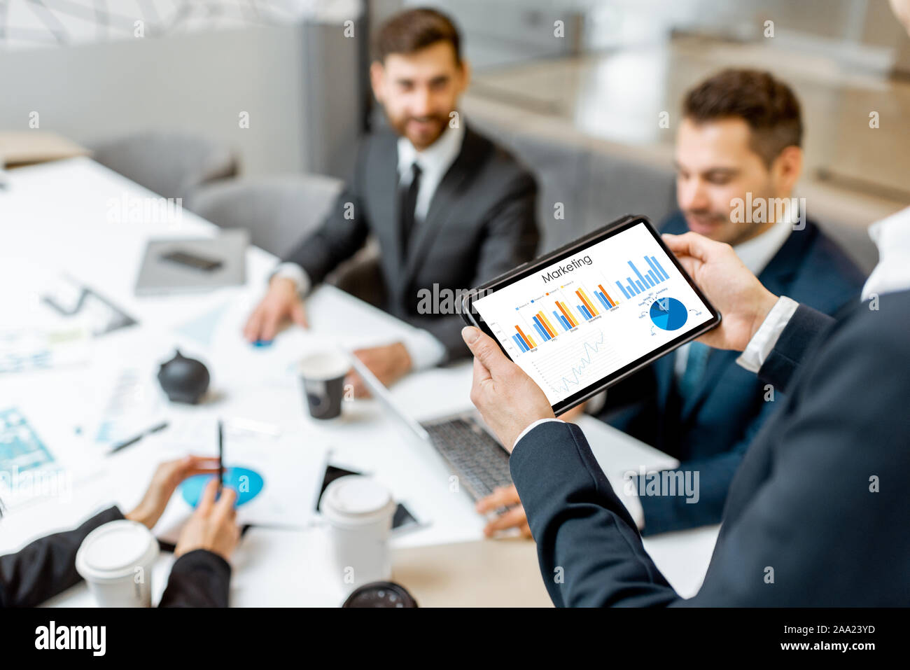 Geschäft Leute während einer Konferenz im Tagungsraum, close-up auf einem digitalen Tablet mit einigen finanziellen Graph Stockfoto