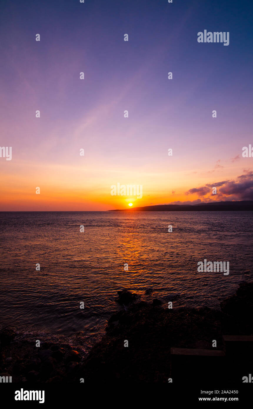 Sonnenaufgang über dem Meer, Watu Dodol Strand - Banyuwangi, Ost Java, Indonesien Stockfoto