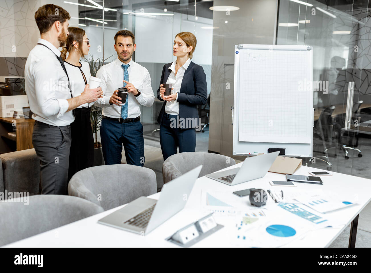 Geschäftsleute in informelle Diskussion während einer Kaffeepause nach der Konferenz im Tagungsraum. Stockfoto